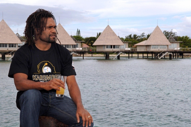 Christian Karembeu là cầu thủ bóng đá nổi tiếng nhất mang gốc gác New Caledonia.