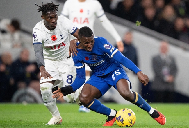 Tottenham bất ngờ bị Chelsea cắt đứt mạch bất bại.