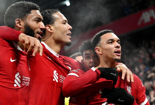 Alexander-Arnold tỏa sáng với cú đúp bàn thắng, giúp Liverpool hạ gục Fulham.