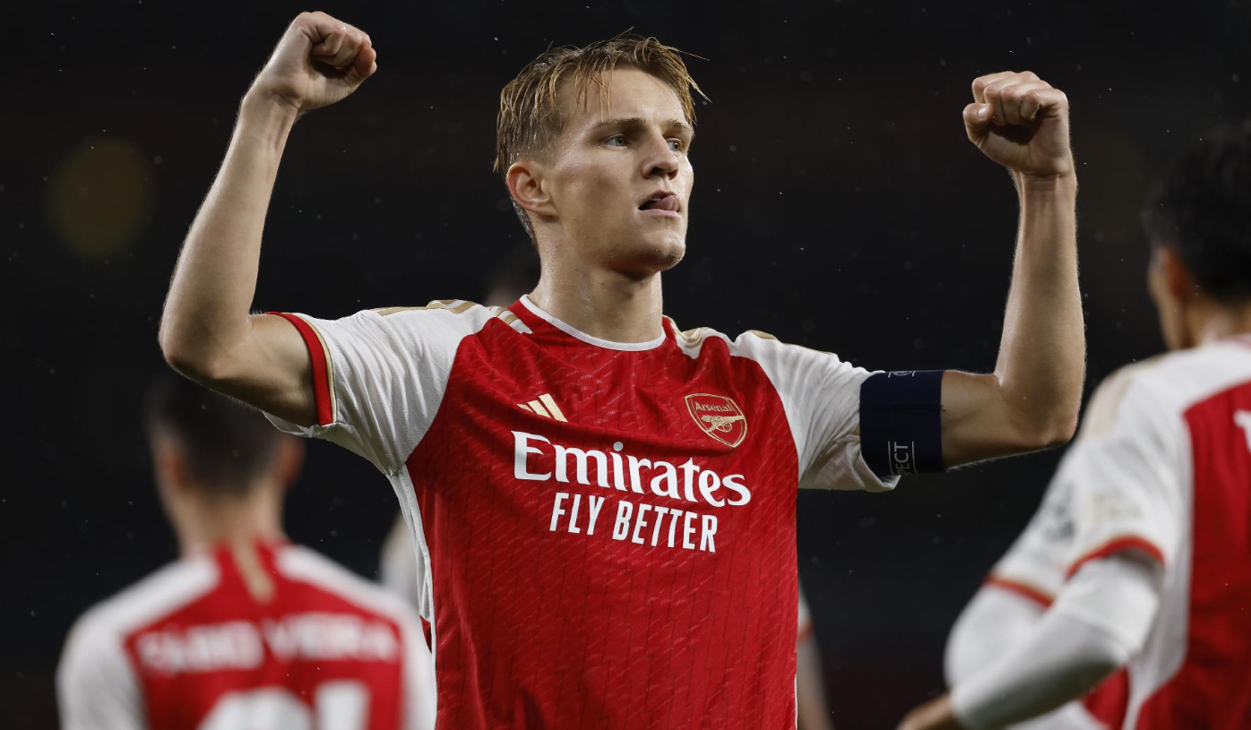 Odegaard đang đeo tấm băng thủ quân của Arsenal.