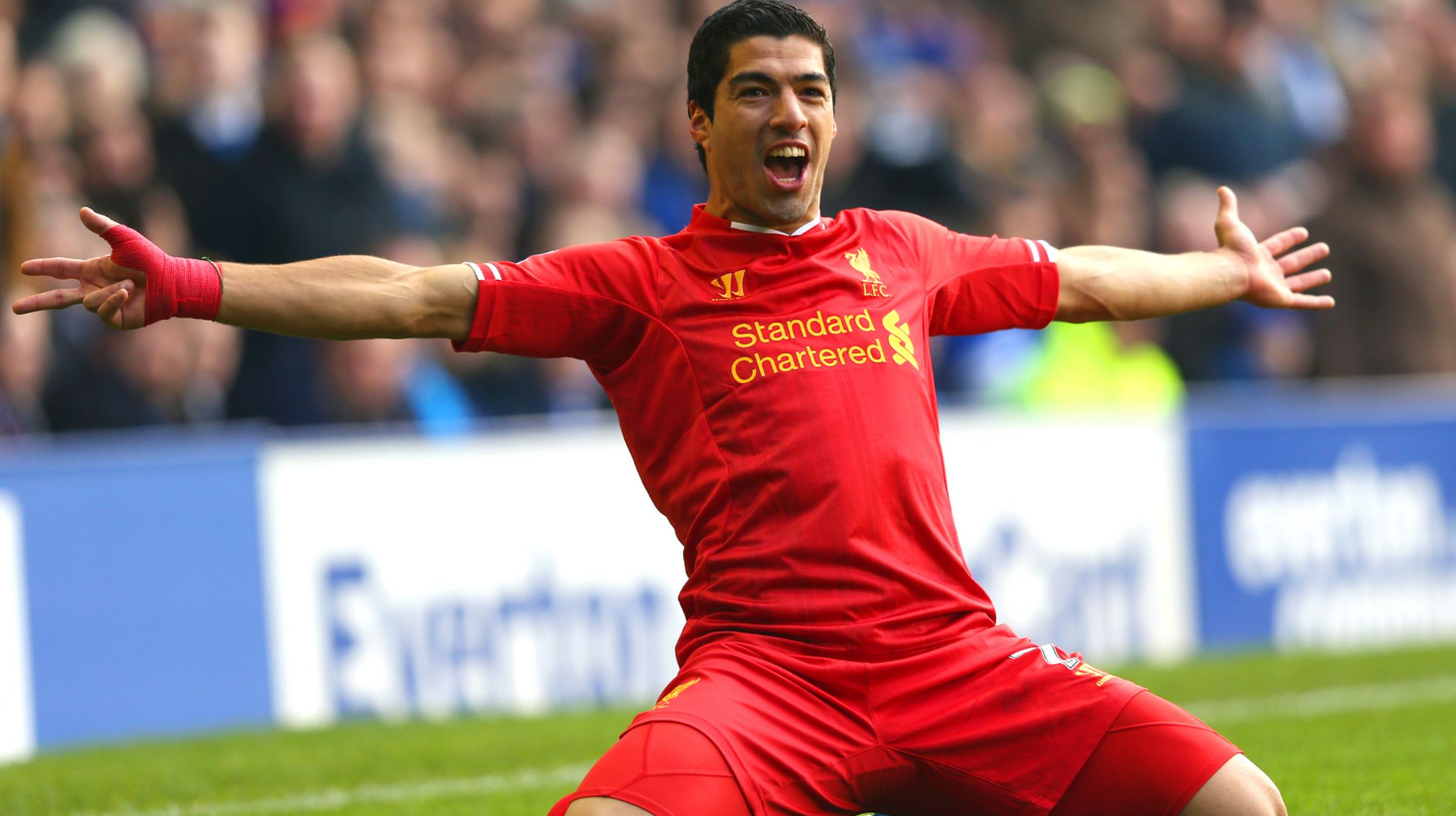 Suarez lập không ít siêu phẩm trong màu áo Liverpool.
