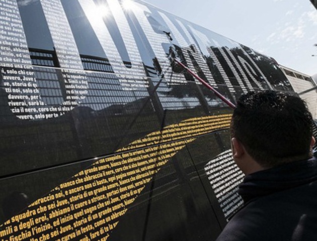 Xe bus chở Juventus đã bị ném chai thủy tinh từ nhóm cổ động viên Torino, ví dụ rõ nhất về sự thù địch.