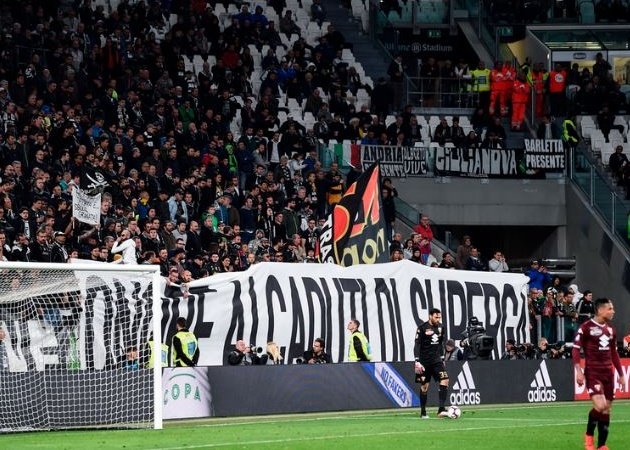 Những cổ động viên của Juventus đã căng băng rôn thể hiện một thông điệp tưởng nhớ những nạn nhân thảm họa Superga trong trận Derby della Mole vào tối 3/5.