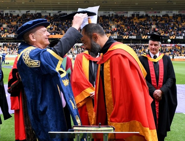 Nuno Espirito Santo, được khen thưởng sau mùa giải đại thành công với bằng tiến sĩ danh dự của Đại học Wolverhampton.