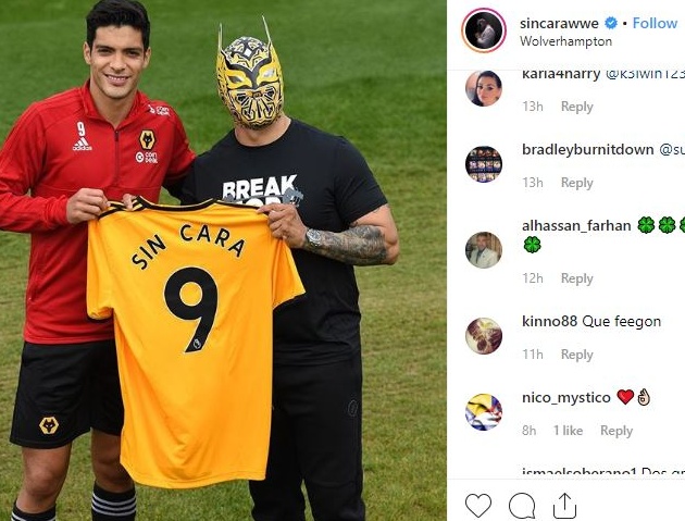 Đô vật người Mexico chụp ảnh chung với tiền đạo đồng hương.