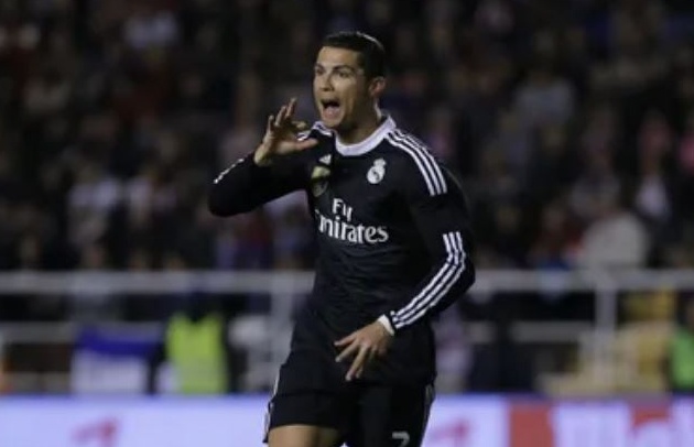 Ronaldo mô phỏng lại cử chỉ trộm cắp, điều được anh nhắm đến các trọng tài ở La Liga vì những quyết định bất lợi cho Real Madrid.