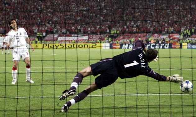 Anh cản phá cú sút mở đầu của Serginho, sau đó đến Andrea Pirlo..