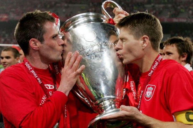 Đội trưởng Gerrard hạnh phúc bên người đồng đội Jamie Carragher.
