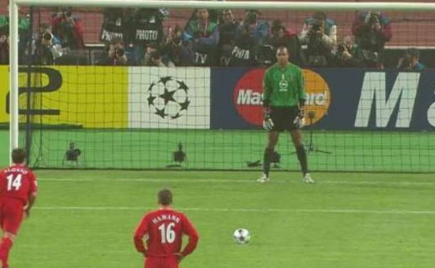 Và điều đó đã trở thành hiện thực 4 phút sau đó. Xabi Alonso thực hiện quả đá phạt đền, mặc dù bị Dida cản phá...