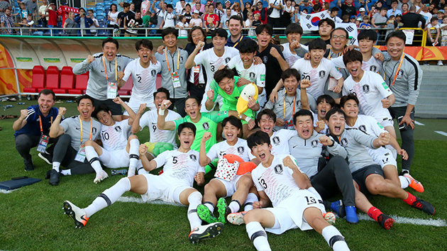 Niềm vui của thầy trò Chung Jung-yong sau chiến thắng. Hai năm trước ở kỳ U20 World Cup tổ chức trên sân nhà, họ đã bị loại cay đắng bởi Bồ Đào Nha.