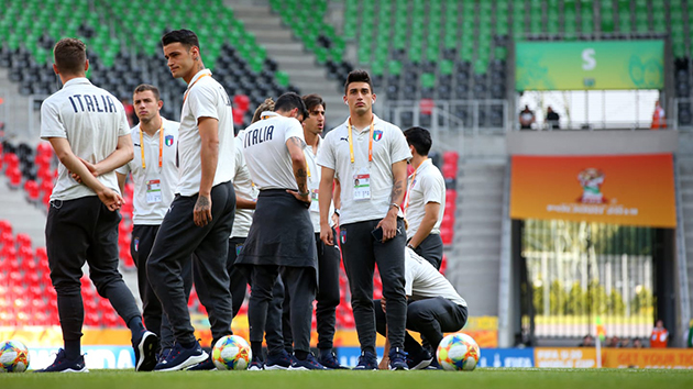 Ở vòng 1/8, thầy trò HLV Paolo Nicolato xuất sắc đánh bại chủ nhà Ba Lan bằng bàn thắng duy nhất của Andrea Pinamonti trên chấm 11 mét.