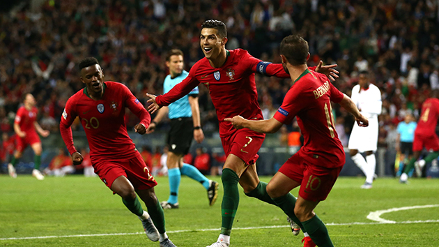 Cú hattrick của Ronaldo giúp Bồ Đào Nha lọt vào chung kết Nations League.