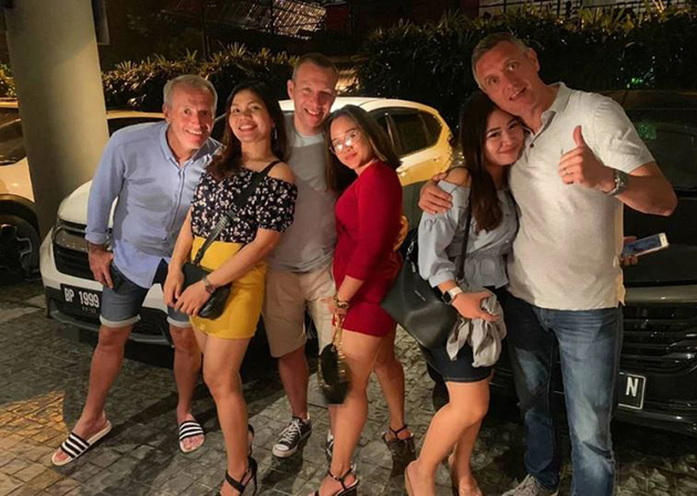 Ảnh bài viết SỐC: Lộ ảnh 4 trọng tài Ngoại hạng Anh 'ăn vụng' ở Indonesia