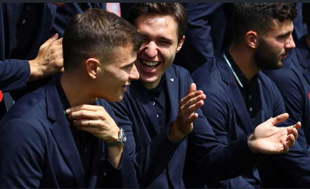Federico Chiesa tươi cười khi nói chuyện cùng Nicolo Barella, cả hai mới vừa trở về từ ĐT quốc gia Ý.