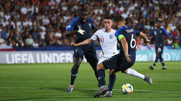 Bước sang hiệp 2, Phil Foden có pha đi bóng cực hay và tung cú sút chìm hiểm hóc mở điểm cho U21 Anh ở phút 54.