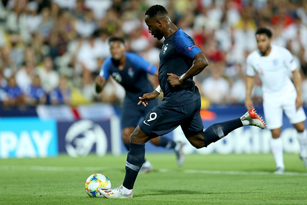 ... nhưng đáng tiếc là Moussa Dembele lại không thắng được thủ môn Henderson trên chấm phạt đền.