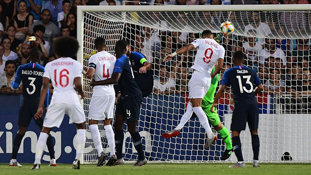 Trong 15 phút đầu trận, quả bóng vàng U20 World Cup 2017, Dominic Solanke có 2 tình huống đánh đầu cực kỳ nguy hiểm nhưng không thể đem về bàn thắng cho U21 Anh.