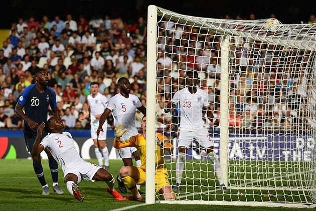 Đến phút thứ 94, mục tiêu của Manchester United, Aaron Wan-Bissaka trong tình huống phá bóng đã lóng ngóng sút tung lưới nhà, khiến 'Tam sư' cay đắng nhận thất bại 1-2.