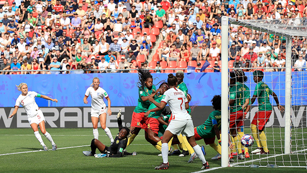 Đội trưởng Steph Houghton (Anh) tung cú sút hiểm hóc mở tỉ số 1-0 cho 'Tam sư'.