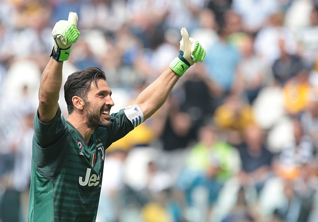 1/ Gianluigi Buffon: Thủ thành huyền thoại người Ý nói lời chia tay Paris Saint Germain sau một năm gắn bó. Bến đỗ mới của anh chưa được công bố. Trong hai ngày gần đây, đã dấy lên tin đồn Buffon có thể trở lại Juventus.