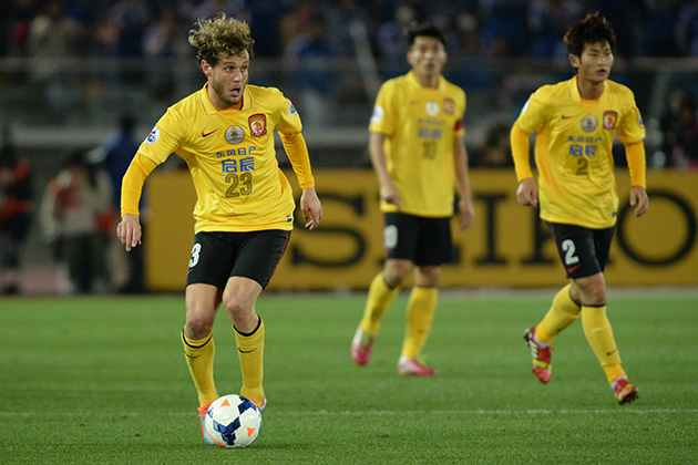 3/ Alessandro Diamanti (Guangzhou Evergrande - 2014): Sau Firmani, phải mãi 3 năm sau mới có một cầu thủ Ý đến Trung Quốc chơi bóng. Diamanti gây bất ngờ cho giới truyền thông thời điểm đó khi quyết định chọn CSL dù vẫn đang là một thành viên ĐTQG dưới triều đại Cesare Prandelli.