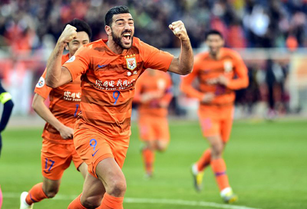 6/ Graziano Pelle (Shandong Luneng - 2016): Sau một kỳ Euro 2016 thành công cùng Azzurri, 'Cây sào' Pelle quyết định chuyển đến Trung Quốc chơi bóng. Sau 4 mùa giải, cầu thủ này đã ghi được 47 bàn thắng cho đội bóng Trung Quốc. CLB Hà Nội của Việt Nam đã thất bại trước Shandong trong trận play-off giành quyền dự AFC Champions vào tháng 2 năm nay với Pelle đóng góp 1 bàn trong chiến thắng này.