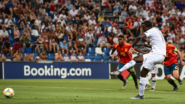 Trên chấm penalty, Jean-Philippe Mateta bình tĩnh đánh lừa thủ môn Antonio Sivera mở tỉ số trận đấu.