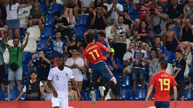 Tinh thần lên cao, trước khi bước vào giờ nghỉ, U21 Tây Ban Nha có bàn thắng nâng tỉ số lên 2-1 của Mikel Oyarzabal. Trước đó, chính cầu thủ số 11 đã bị Ibrahima Konaté (Pháp) xô ngã trong vòng cấm.