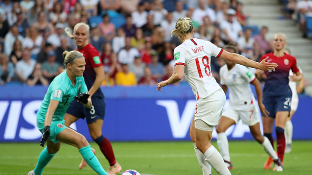 Xuất phát từ đường chuyền của Nikita Parris (số 7)...