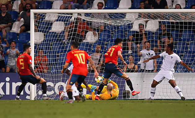 Tuy nhiên, đội bóng xứ 'Bò tót' đã chứng minh bản lĩnh của mình. Phút thứ 21, xuất phát từ tình huống đá phạt góc...