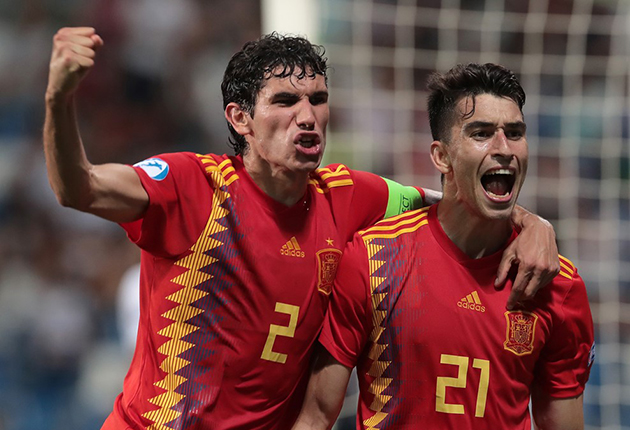 ...Marc Roca (số 21) có pha đệm bóng cận thành gỡ hòa 1-1 cho Tây Ban Nha.