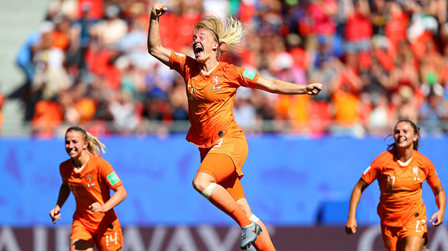 Stefanie van der Gragt có cú đánh đầu cực mạnh và hiểm hóc, hạ gục thủ môn Laura Giuliani nâng tỉ số lên 2-0.