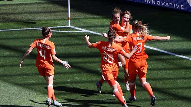 ...Vivianne Miedema (số 9) có pha dứt điểm chính xác mở tỉ số cho tuyển nữ Hà Lan.