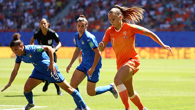 Đội bóng áo cam tạo ra nhiều sóng gió về phía khung thành Laura Giuliani.