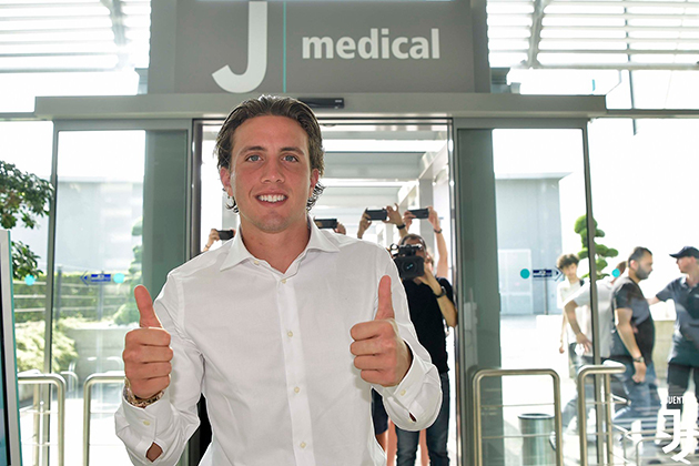 Luca Pellegrini đã chính thức ra mắt Juventus. Anh là một phần trong hợp đồng đưa Leonardo Spinazzola đi theo chiều ngược lại sang đội bóng thành Rome. Dưới đây là 10 điều chưa biết về tân binh này của Juventus.