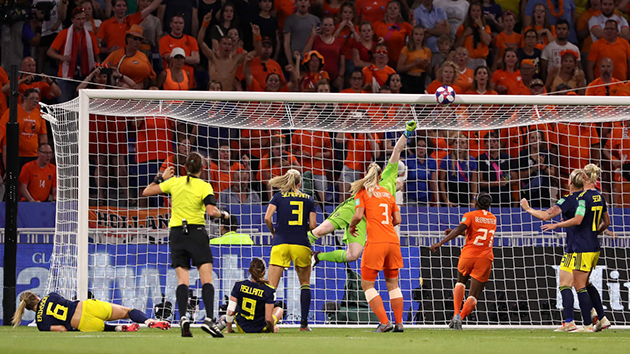 Hà Lan đáp trả ngay sau đó ở phút 64,  Vivianne Miedema tung cú đánh đầu cực mạnh đưa bóng đi ngoài tầm với thủ môn Hedvig Lindahl.