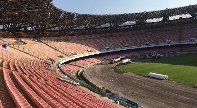 Ban đầu sức chứa sân lên đến 109,824 chỗ ngồi. Tuy nhiên, sau 2 lần trùng tu do xuống cấp, sân chỉ còn sức chứa 55,000 chỗ ngồi.