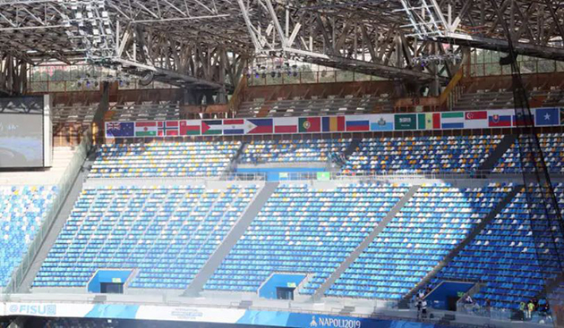 Do đó, BTC sân San Paolo đã tiến hành cho thay mới toàn bộ ghế, cũng như làm đẹp lại khán đài. Tông màu xanh được chọn làm chủ đạo vì đây là màu áo CLB Napoli.