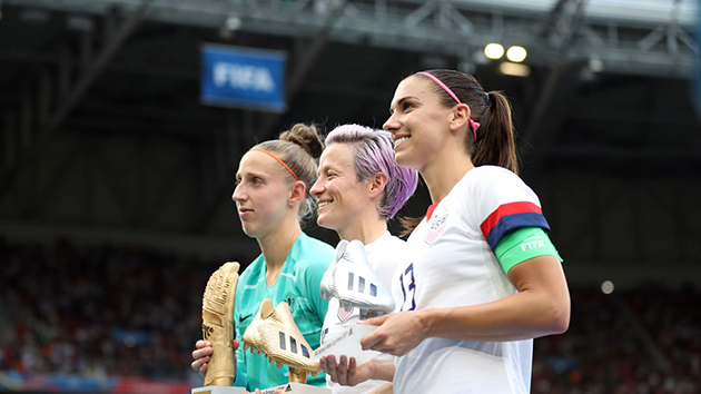 Đồng đội của cô, Alex Morgan dù có 6 bàn thắng nhưng chỉ nhận Chiếc giày bạc do có ít pha kiến tạo hơn. Găng tay vàng thuộc về thủ môn Hà Lan, Sari van Veenendaal.