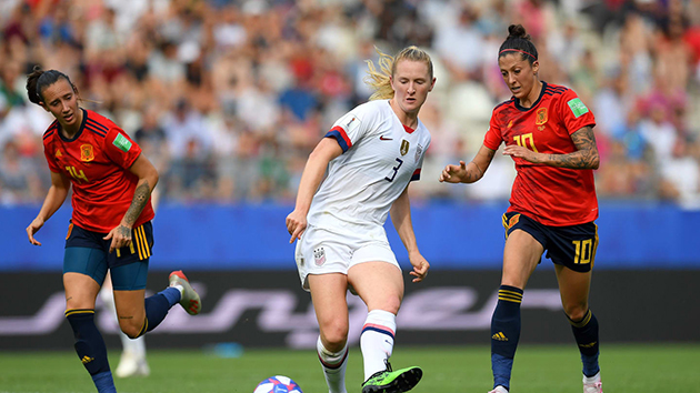 Phải đến vòng 1/8, đội bóng của Jill Ellis mới nhận bàn thua đầu tiên. Tuy nhiên, các học trò của HLV này vẫn giành chiến thắng 2-1 trước Tây Ban Nha để điền tên vào tứ kết.