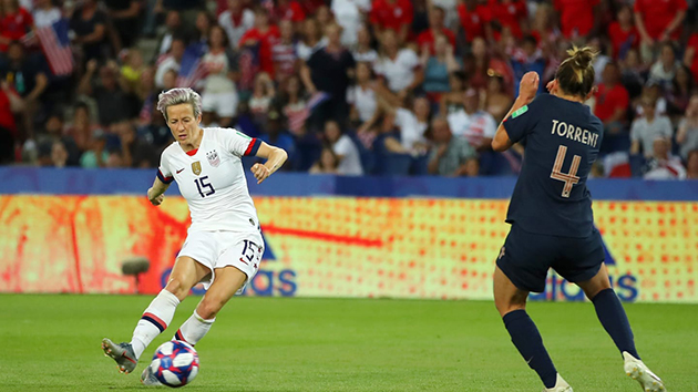 Đối đầu chủ nhà Pháp ở tứ kết, Megan Rapinoe tỏa sáng với cú đúp giúp tuyển Mỹ thắng 2-1, giành quyền vào vòng 4 đội mạnh nhất.