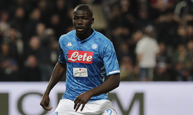 8/ Kalidou Koulibaly (2014): Trung vệ người Senegal gia nhập sân San Paolo với giá chỉ vỏn vẹn 7 triệu euro. Tuy nhiên, sau 5 mùa giải thành công, giờ đây Napoli đã hét giá cầu thủ sinh năm 1991 lên đến 120 triệu euro.