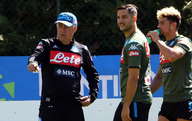 Anh lắng nghe HLV Carlo Ancelotti chỉ đạo.