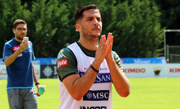 Manolas đáp lại những cổ động viên bằng tràng pháo tay cảm ơn sau các tiếng reo hò mà họ dành cho anh.