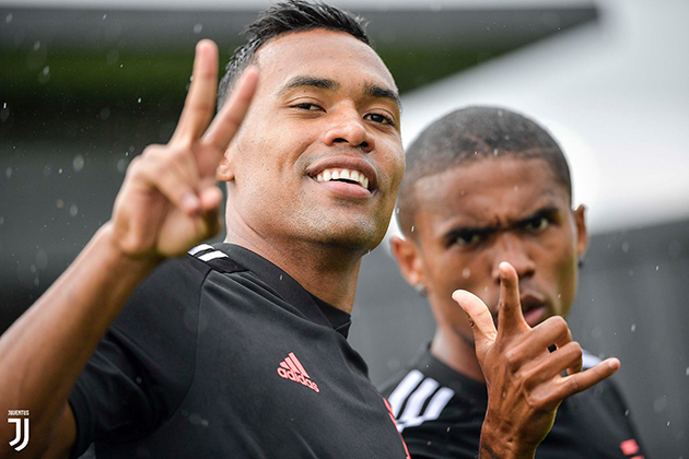Hai cầu thủ người Brazil, Douglas Costa và Alex Sandro tỏ ra khá thoải mái.