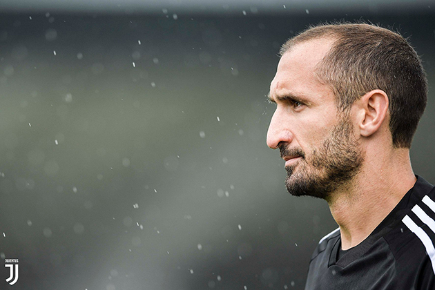...cùng đội trưởng Giorgio Chiellini tỏ ra căng thẳng.