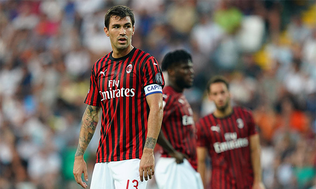 Cơ hội nguy hiểm nhất trong hiệp 1 của AC Milan đến từ cú đánh gót của Alessio Romagnoli đưa bóng đi chệch khung thành.