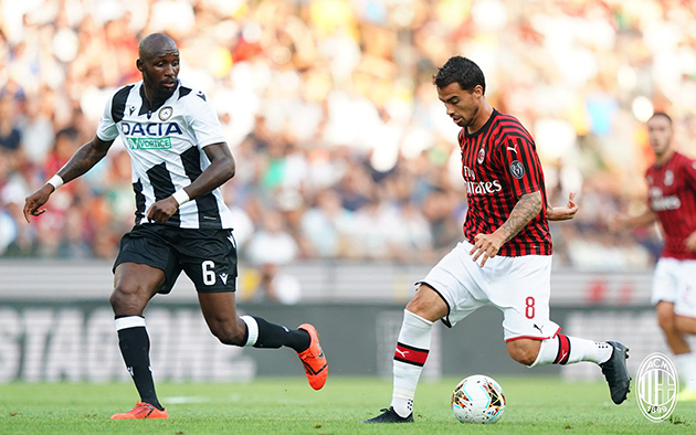 Ngay sau tiếng còi khai cuộc, Rossoneri đẩy đội hình về phía phần sân Udinese.