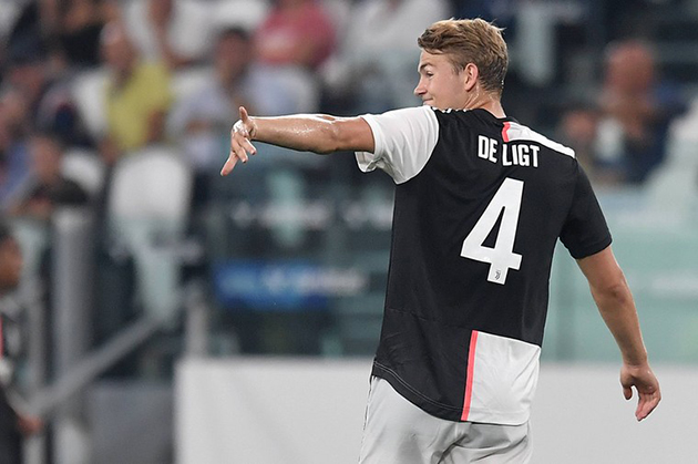 De Ligt có dấu hiệu bị 'ngộp' trong trận đầu tiên khoác áo Juventus tại Serie A.