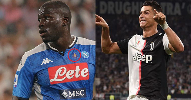 Cristiano Ronaldo không đeo huy hiệu vinh danh như Kalidou Koulibaly (ảnh trái).